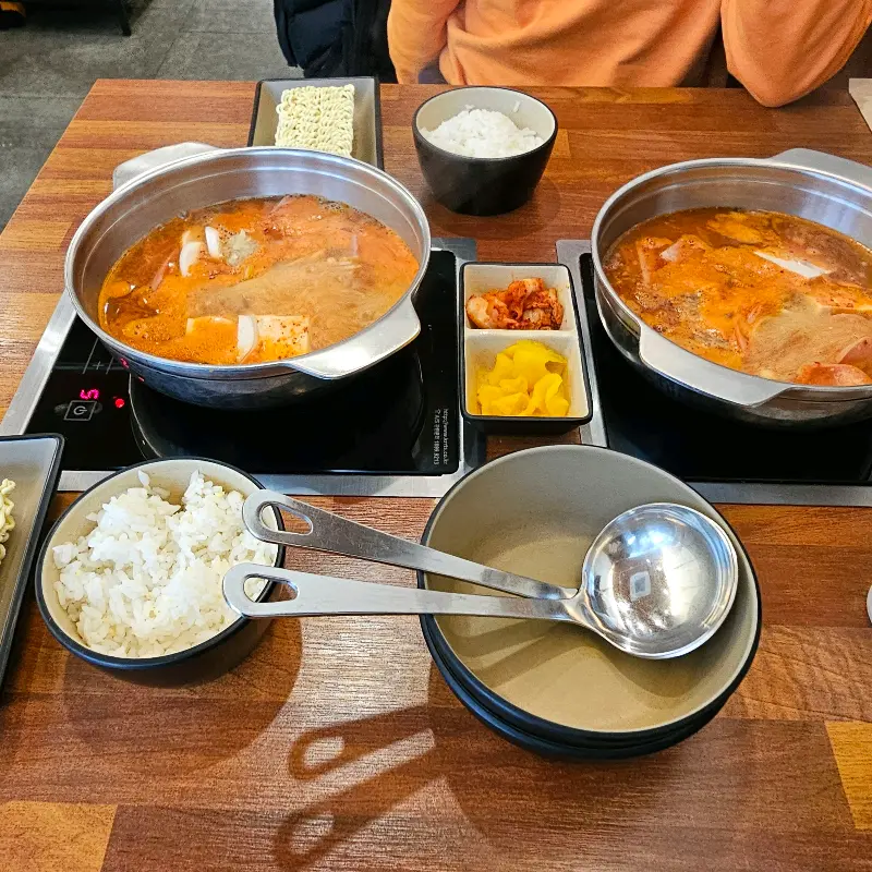 두 개의 부대찌개 팟