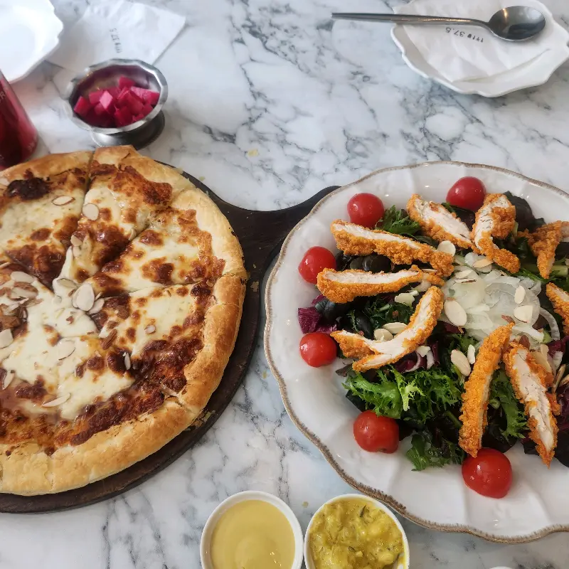 페퍼로니 피자와 신선한 샐러드의 조화