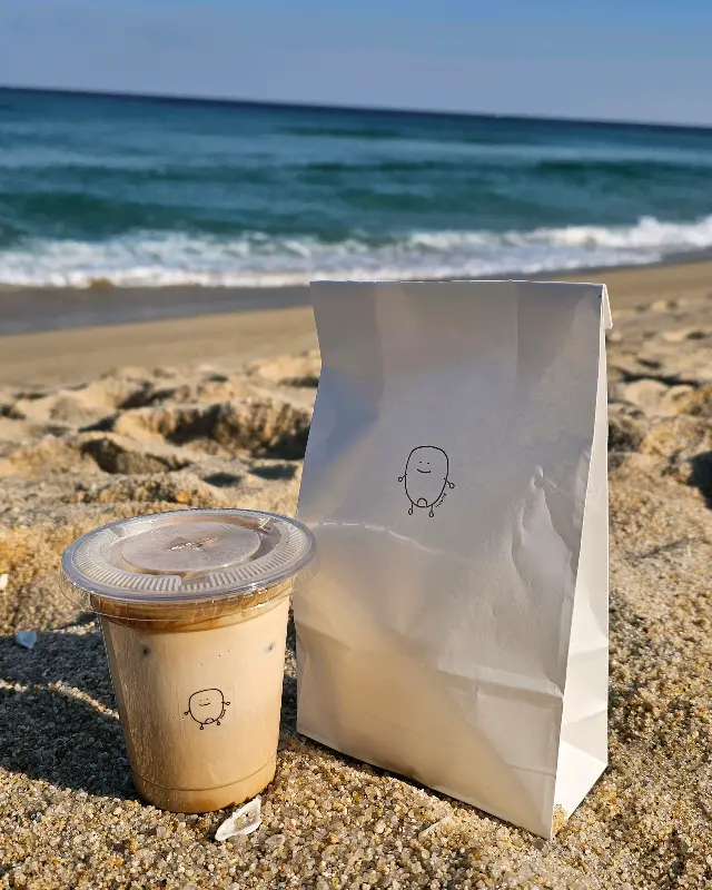 해변에서 즐기는 옥수수 크림 라떼