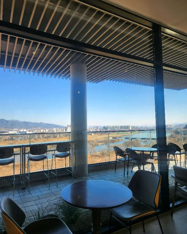 카페 내부에서 바라본 금호강 뷰