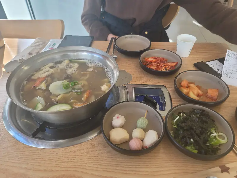 칼제비와 밑반찬, 볶음밥 재료가 함께 놓인 테이블