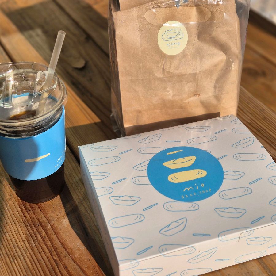 포장된 휘낭시에와 음료