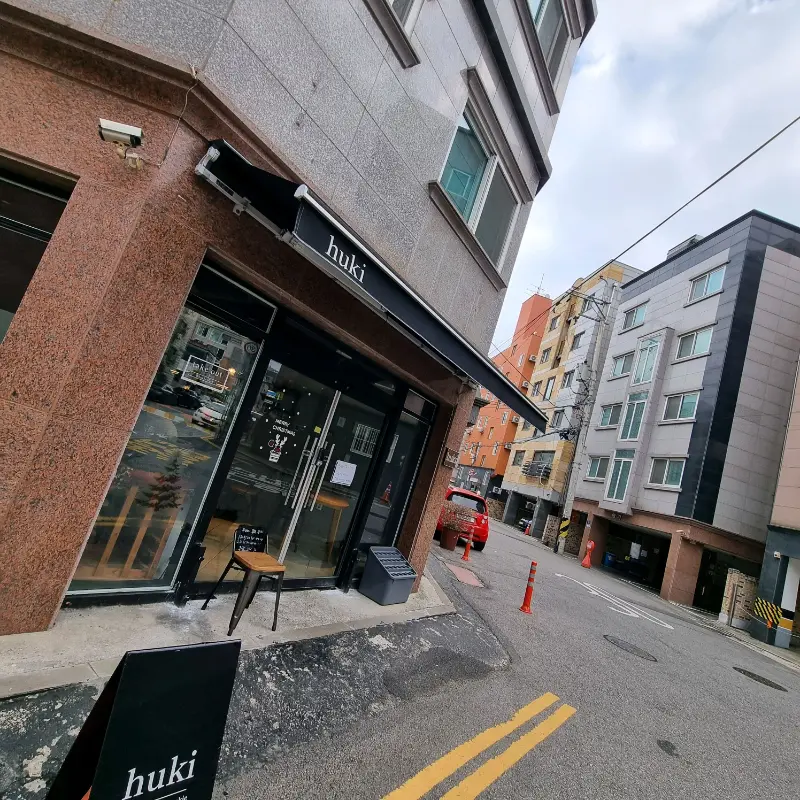 카페 '후키'의 외관 사진. 모던한 블랙 톤의 간판이 눈에 띈다.