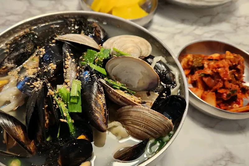푸짐한 조개칼국수 한 상 차림