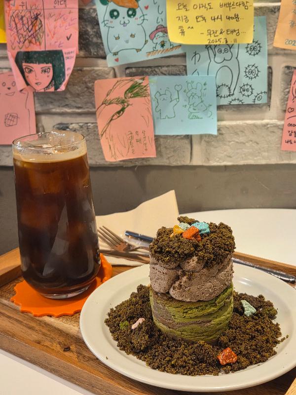 벽면에 가득 붙어있는 손님들의 낙서와 그림