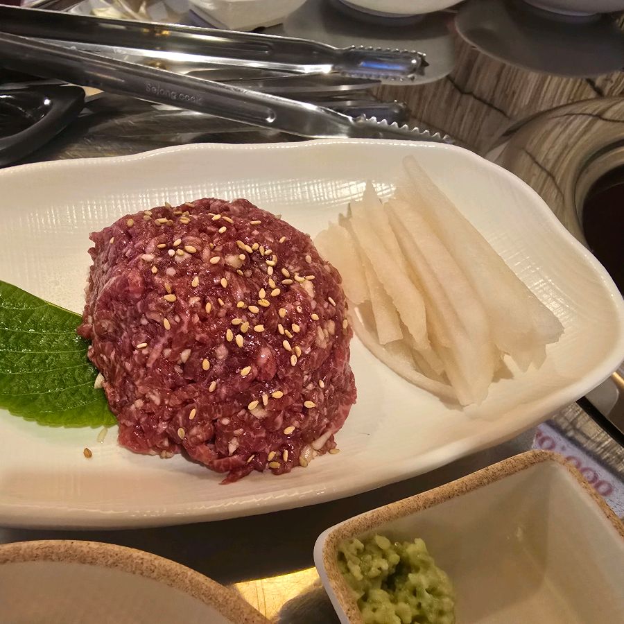 참깨가 듬뿍 뿌려진 육회