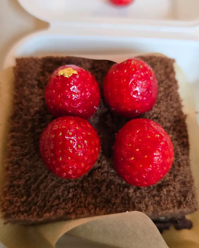 케이크 위에 올라간 딸기