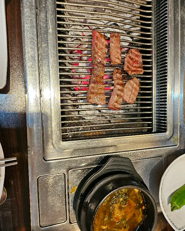 숯불에 익어가는 한우