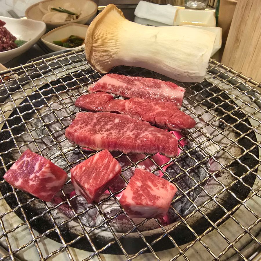 숯불 위에 구워지는 한우