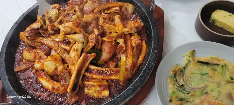 오징어볶음과 해물파전