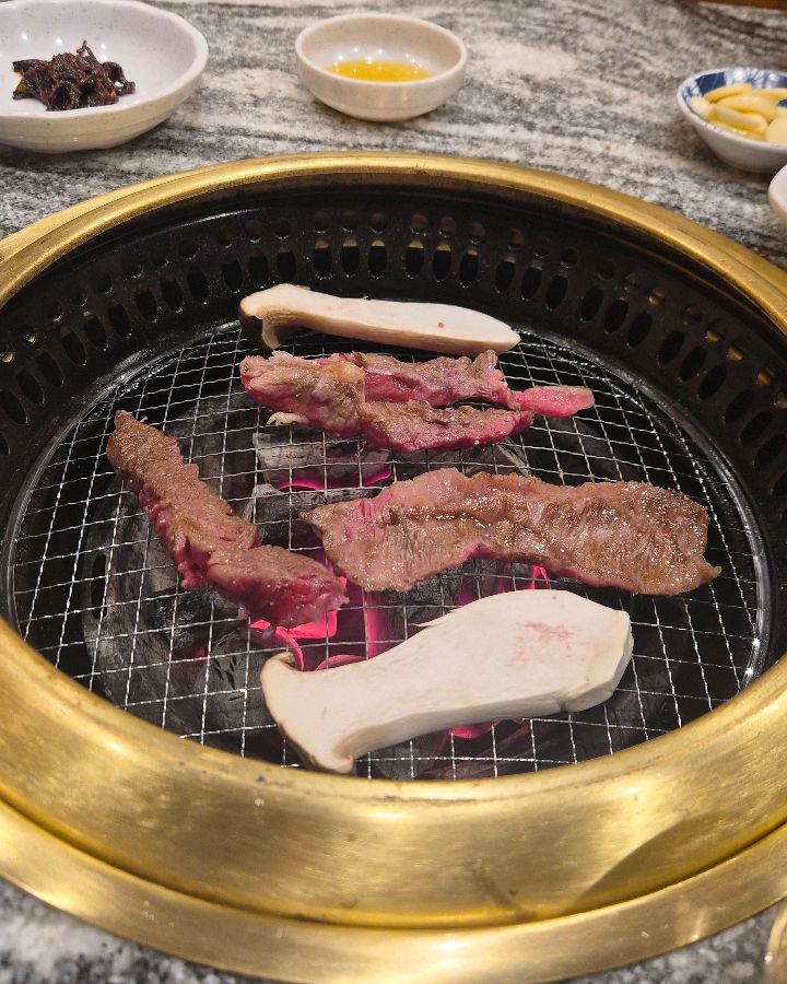 숯불 위에서 구워지는 한우