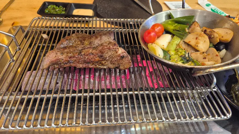 숯불 위에서 익어가는 양갈비