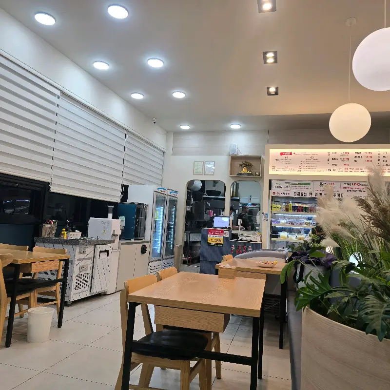 깔끔한 매장 내부