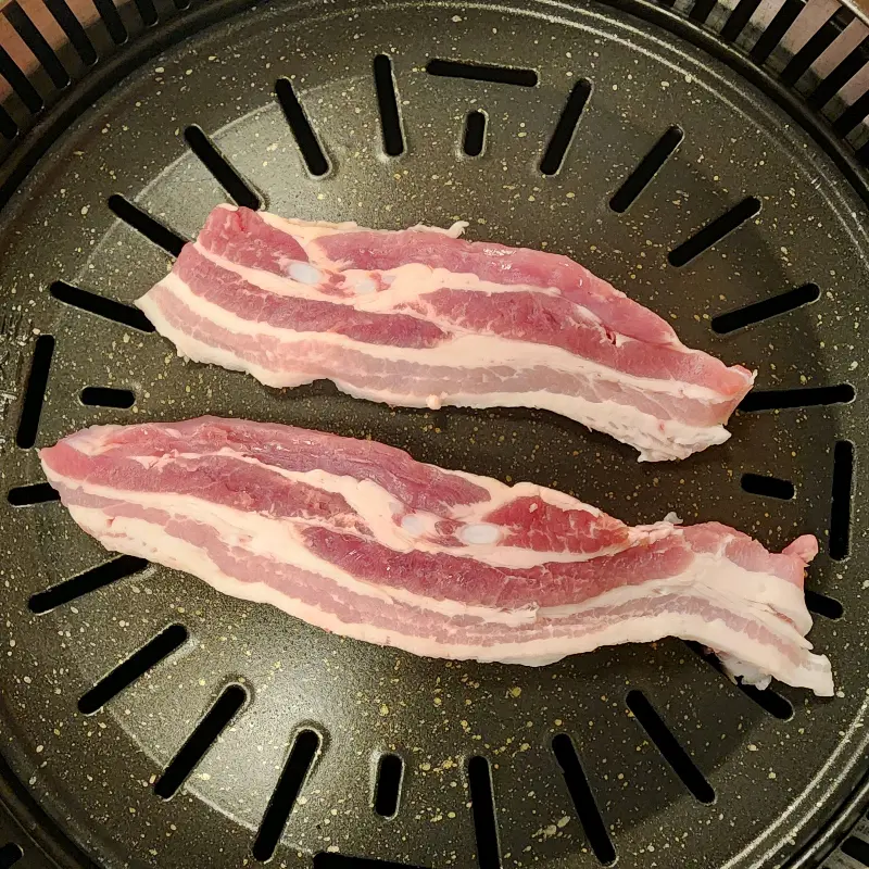 불판 위에 올려진 신선한 삼겹살