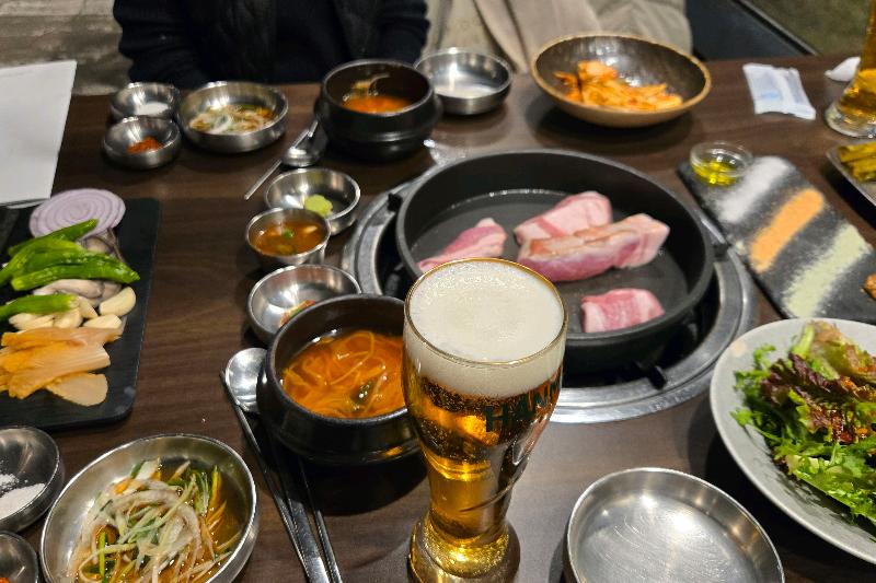 맥주와 함께 즐기는 풍성한 저녁 식사