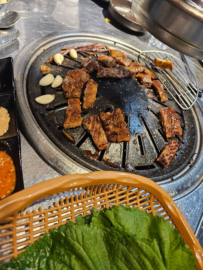 잘 구워진 갈비살