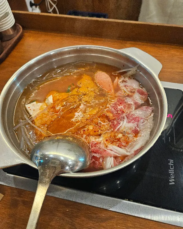 우삼겹의 풍미가 더해진 부대찌개