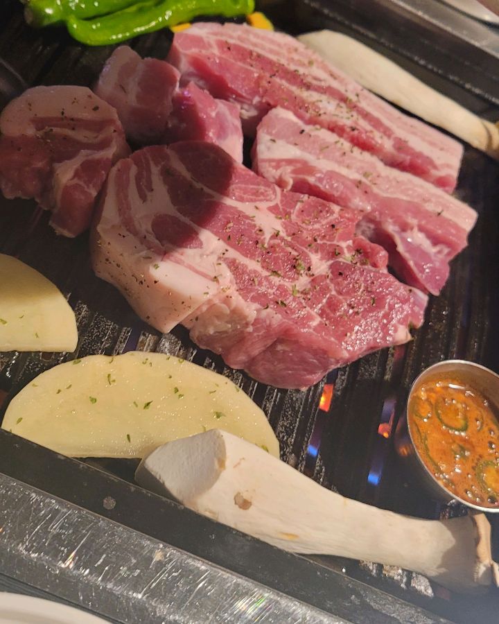 직원이 고기를 굽는 모습