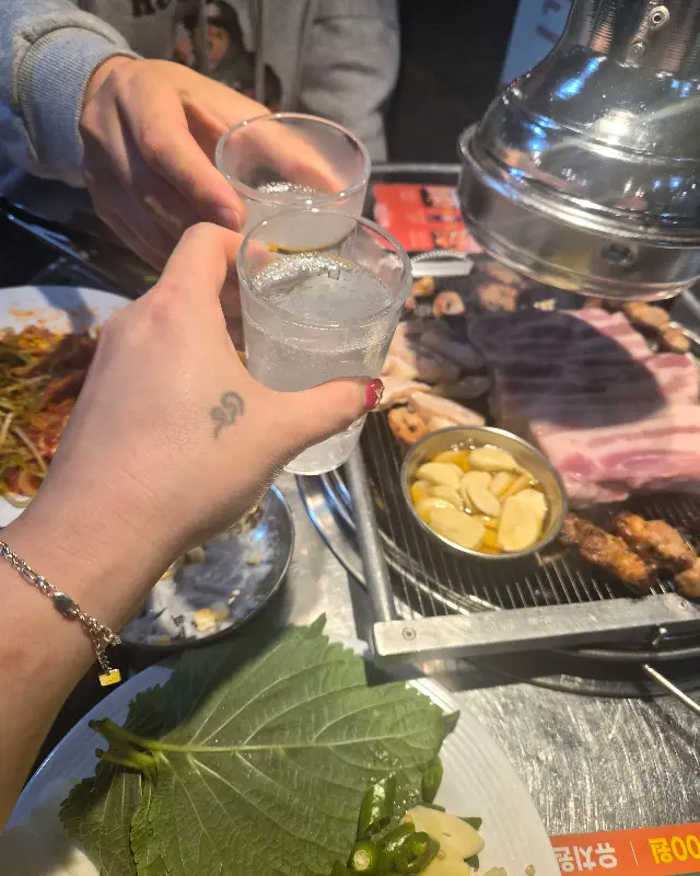 술잔을 기울이는 모습