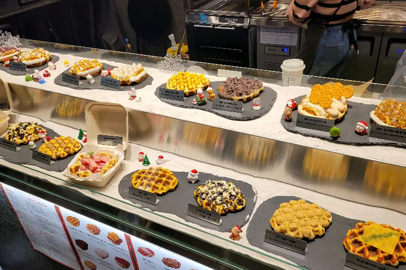 다양한 크로플이 진열된 쇼케이스