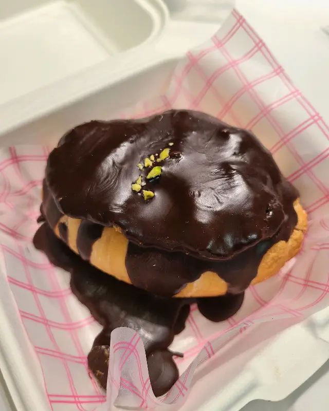 초콜릿이 듬뿍 덮인 빵