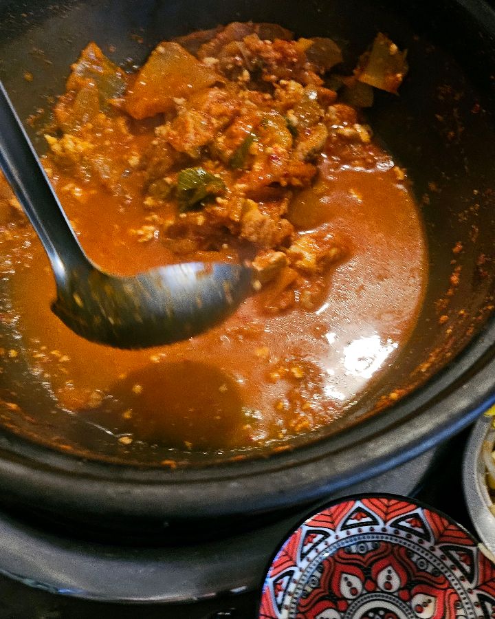 국자로 김치찌개를 뜨는 모습