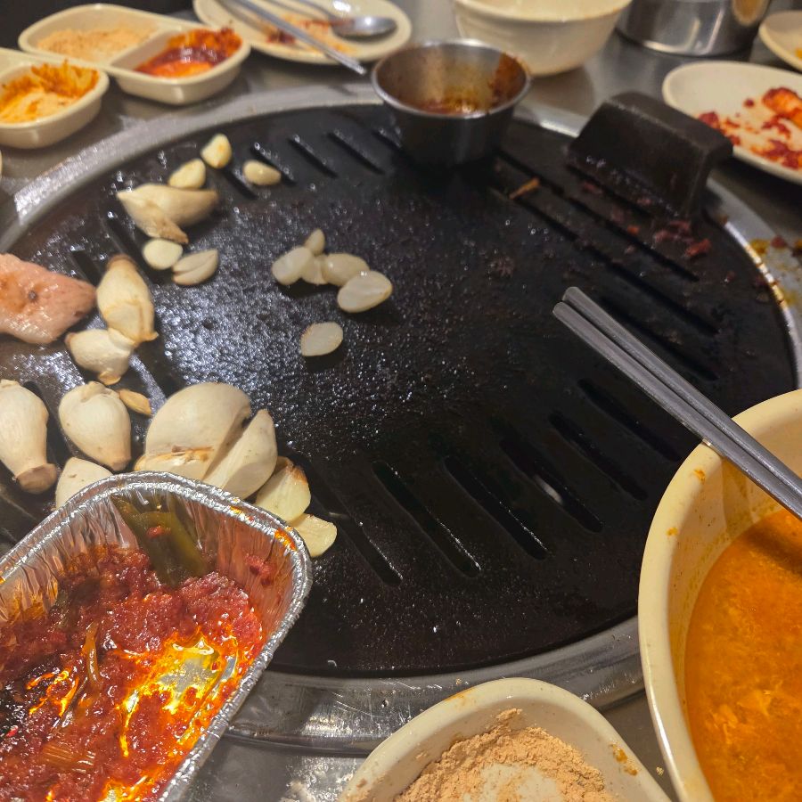 불판 위에서 맛있게 익어가는 껍데기