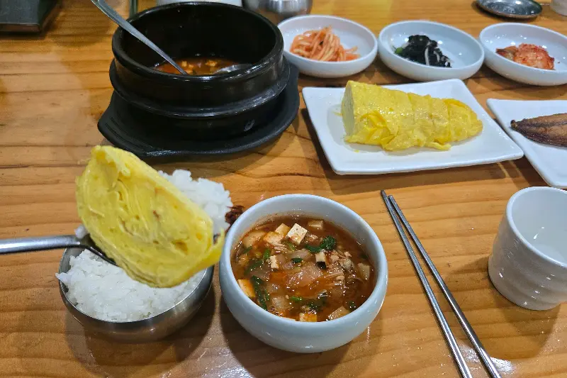 정갈하게 차려진 재첩국 정식 한 상