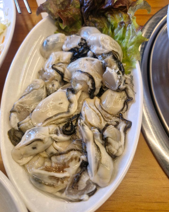 탱글탱글한 굴이 돋보이는 굴보쌈