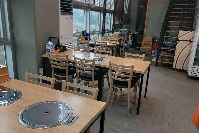 넓고 깔끔한 매장 내부