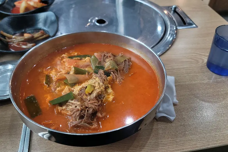 얼큰한 국물이 매력적인 뼈해장국