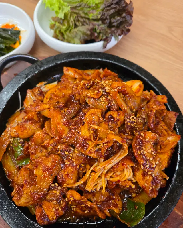 불향 가득한 오징어 볶음 한상차림