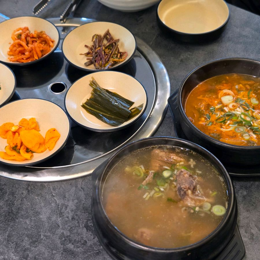 푸짐한 밑반찬과 계란탕