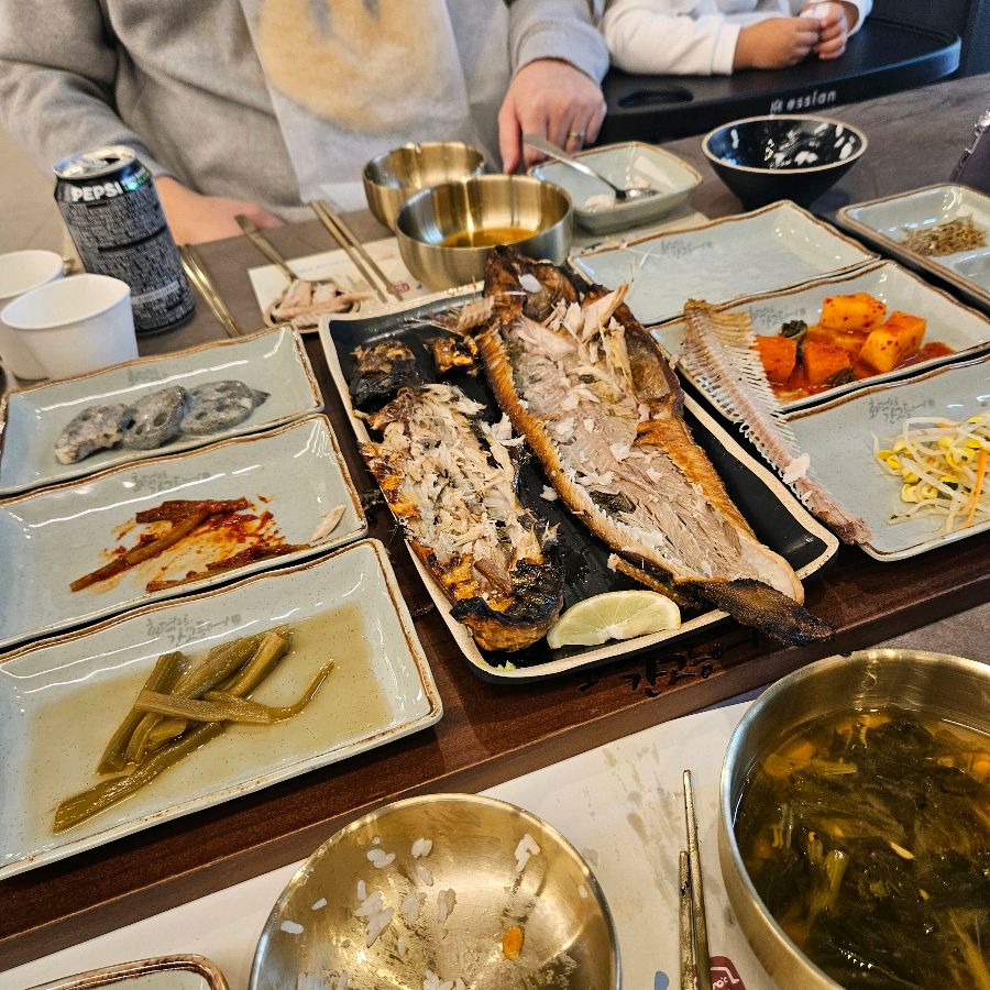 정갈하게 차려진 고등어구이 한 상