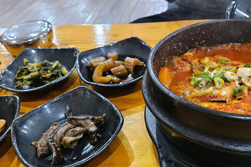 정갈한 밑반찬과 메인 요리