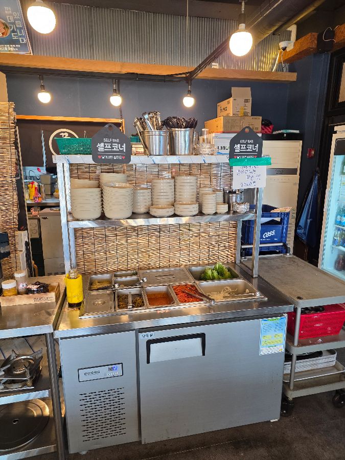 깔끔하게 정돈된 셀프바