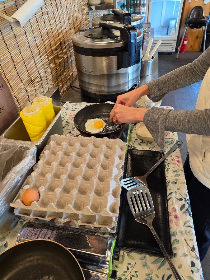 계란후라이를 직접 만들어 먹을 수 있는 공간