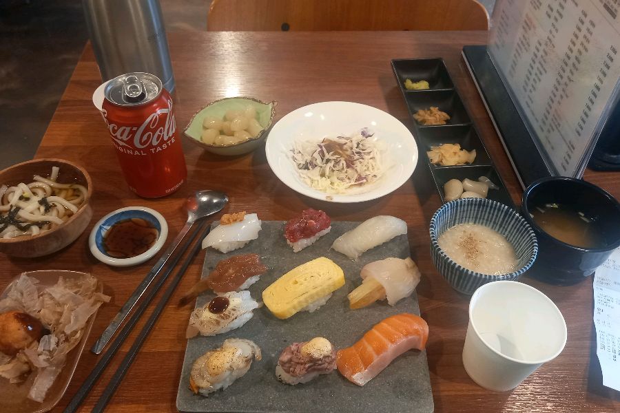 테이블 가득 차려진 초밥 한 상