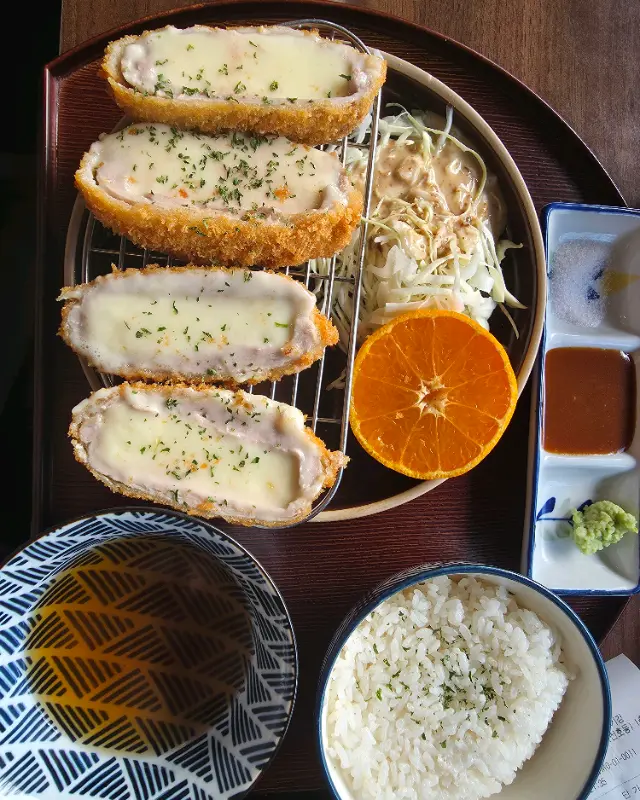 도톰한 치즈카츠의 비주얼