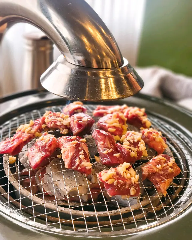 숯불 위에서 맛있게 구워지고 있는 마늘 갈비살