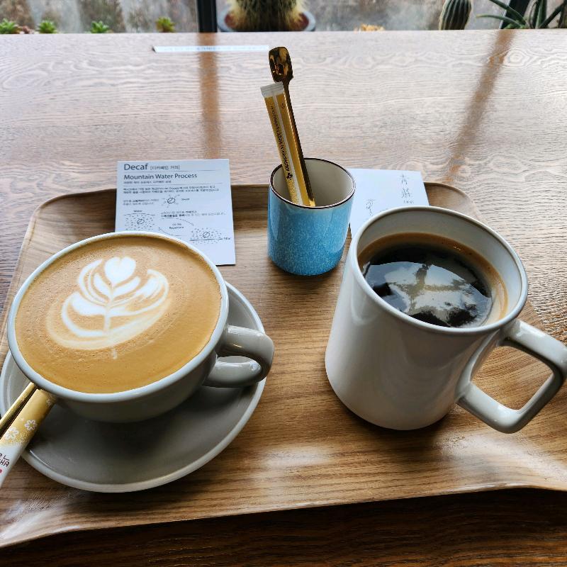 테이블 위에 놓인 라떼와 아메리카노