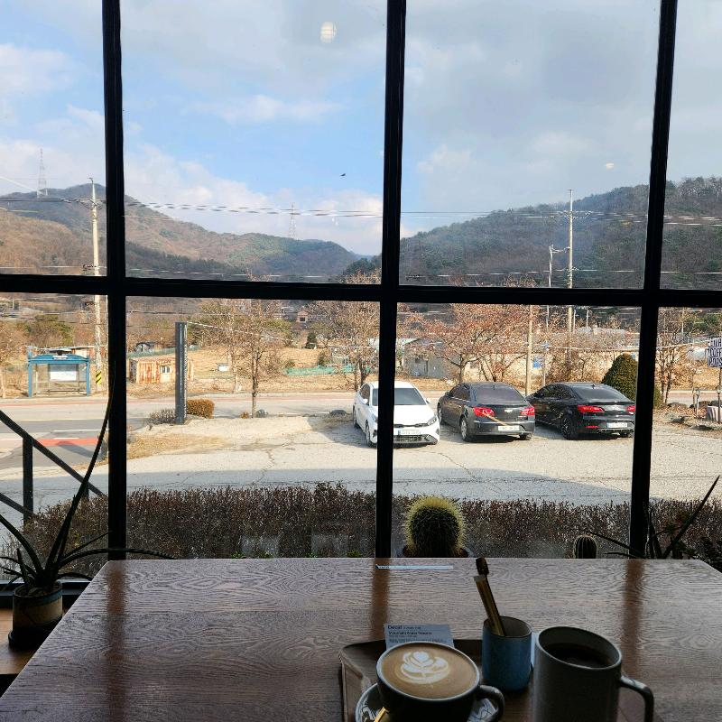 넓은 창밖으로 보이는 풍경