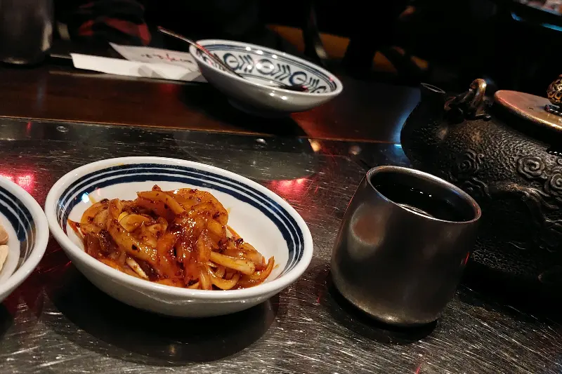 테이블에 놓인 훠궈 재료