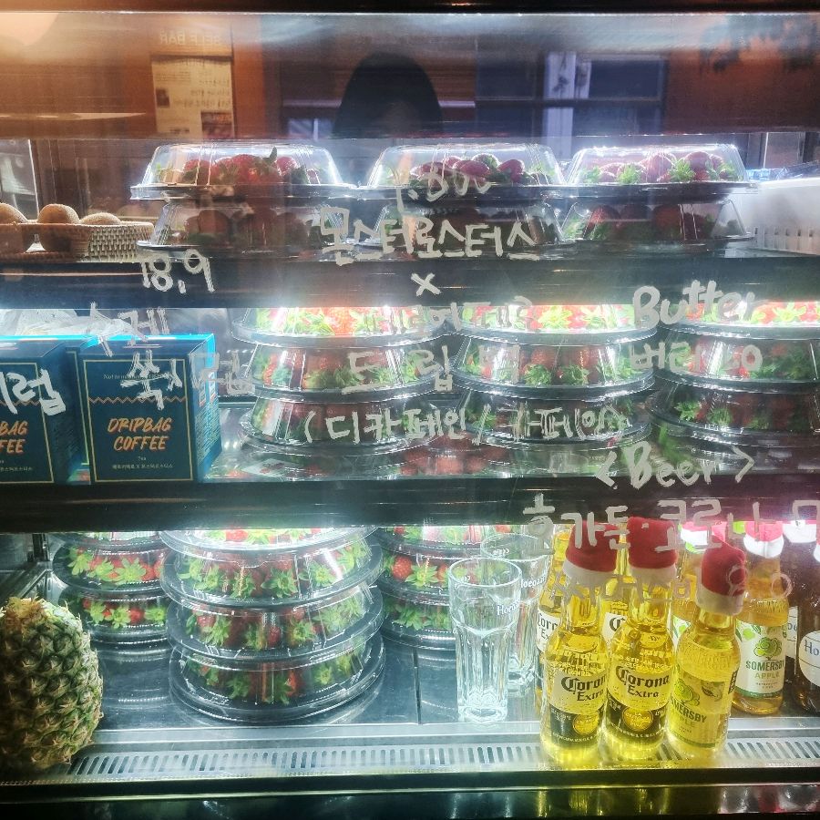 신선한 딸기가 가득한 쇼케이스