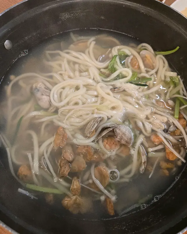 푸짐한 해산물이 인상적인 복해물칼국수