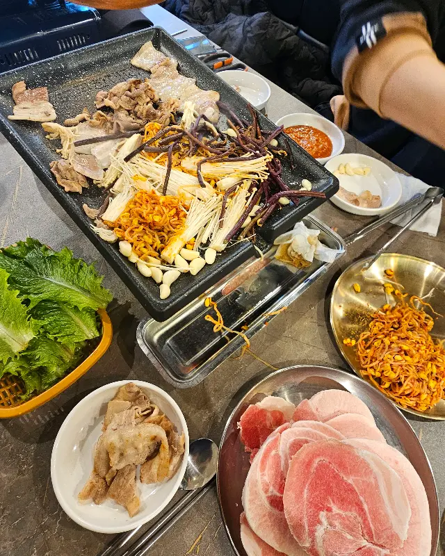 테이블 위에 놓인 고기, 쌈 채소, 소스 사진