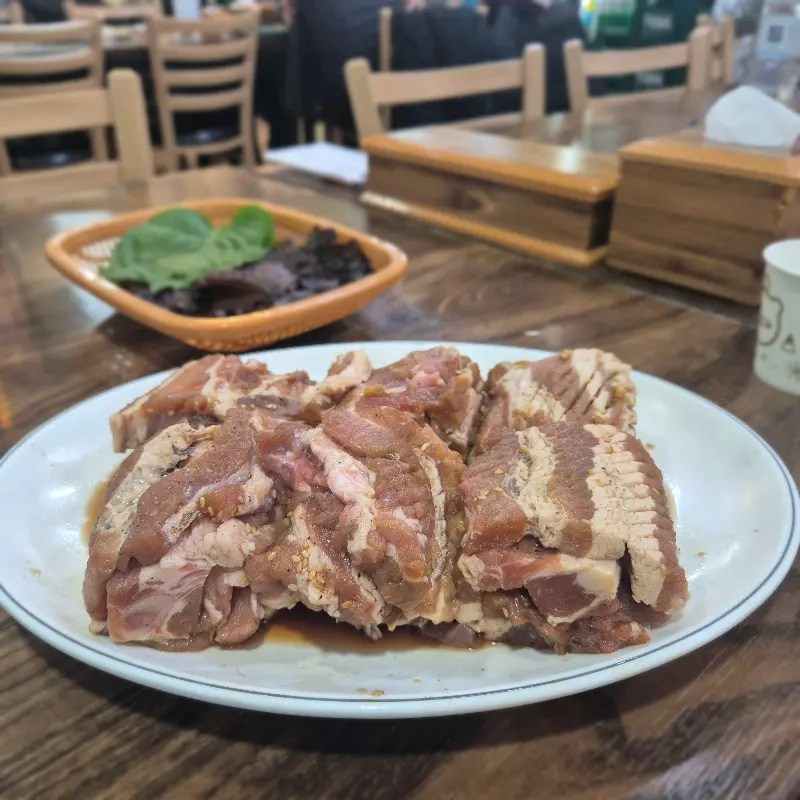 불판 위에서 맛있게 익어가는 돼지갈비