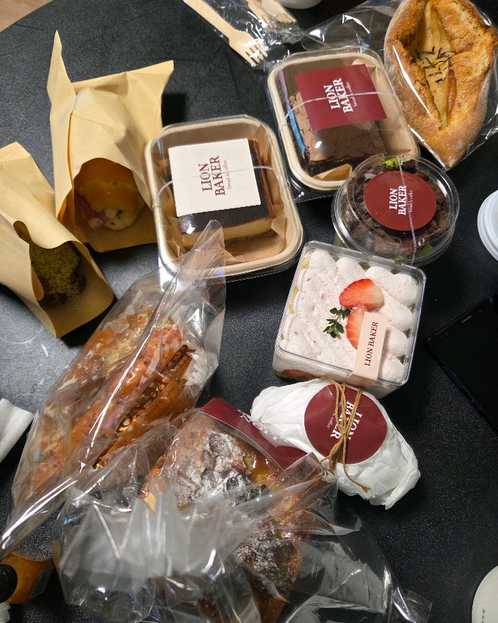 라이언 베이커리에서 포장해온 빵들