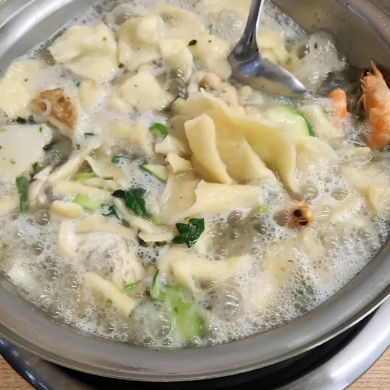 푸짐한 해산물이 들어간 칼제비