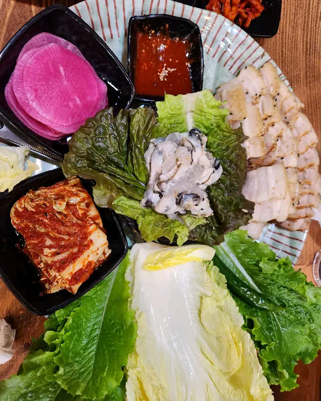 신선한 굴과 보쌈이 가득한 한 상차림